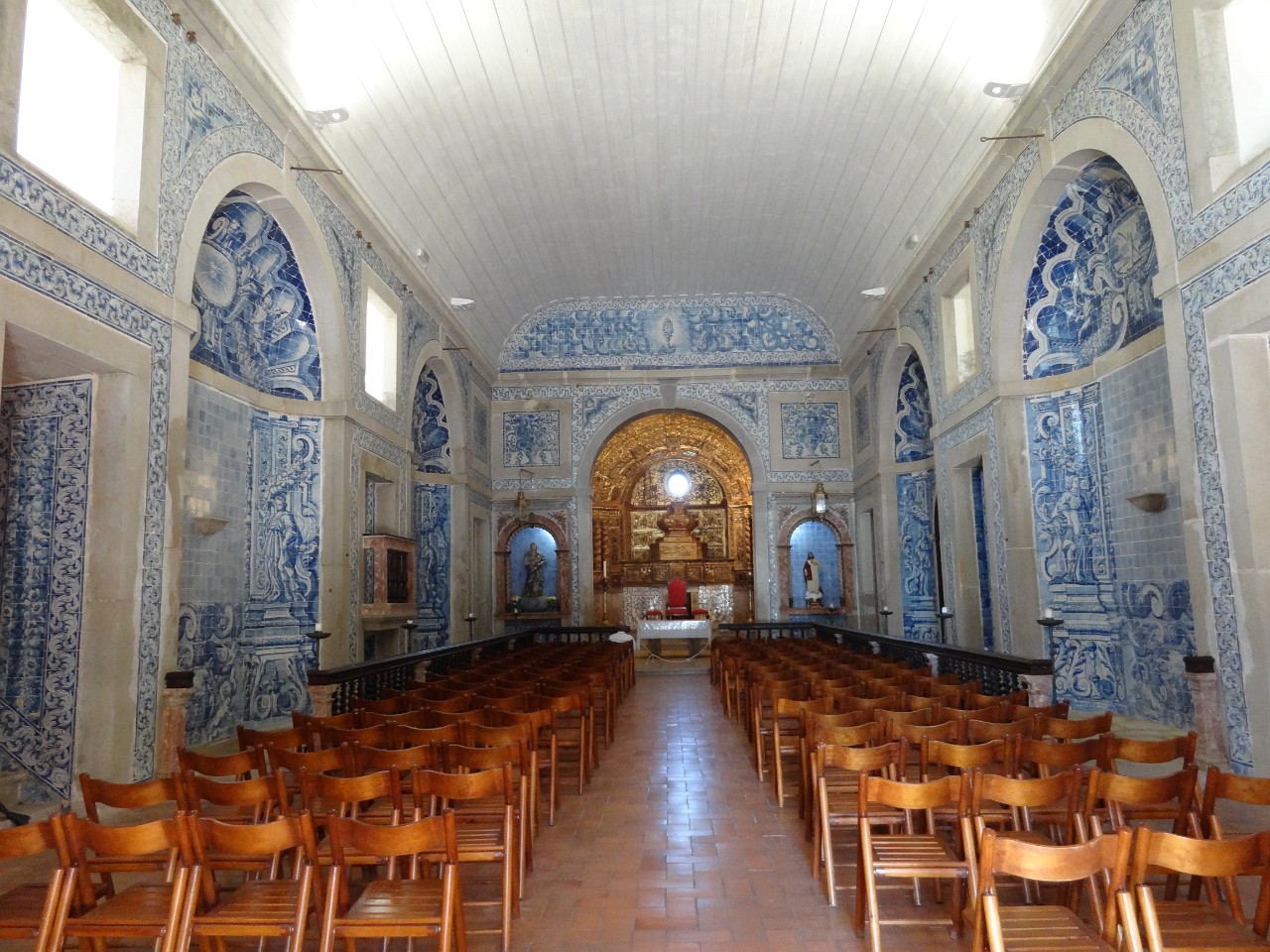 Castelo do Sesimbra Igreja da Santa Maria tiled interior